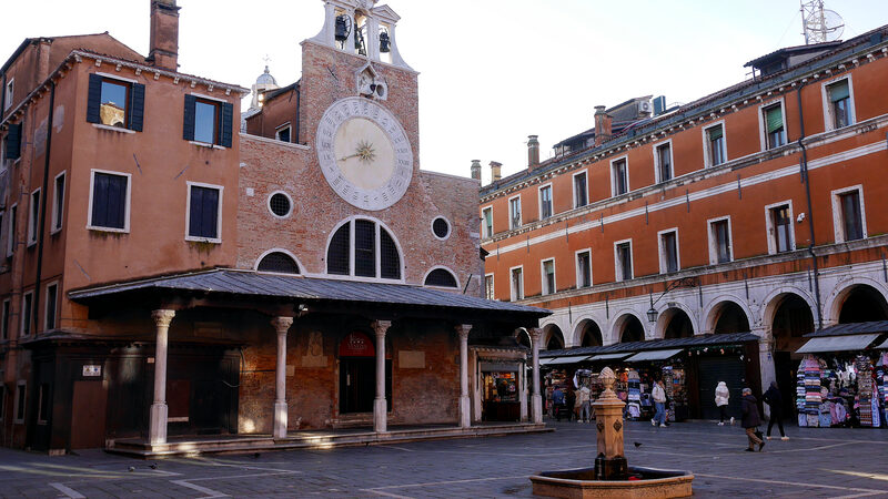 San Giacomo di Rialto : The large clock makes the church easily identifiable, once you cross the Rialto Bridge