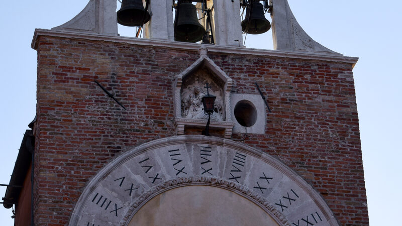 San Giacomo di Rialto : The unusual clock features a single hand and a rotated quadrant, displaying midnight on the right and noon on the left