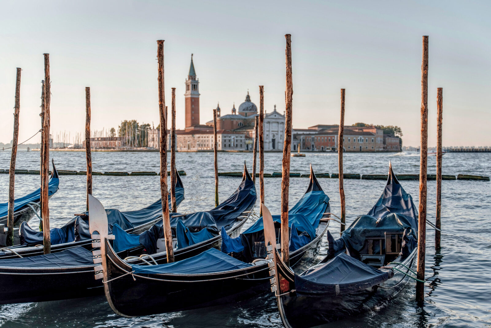 San Giorgio Maggiore : Palácio Ducal como pano de fundo da clássica imagem de postal de Veneza, com gôndolas atracadas à frente