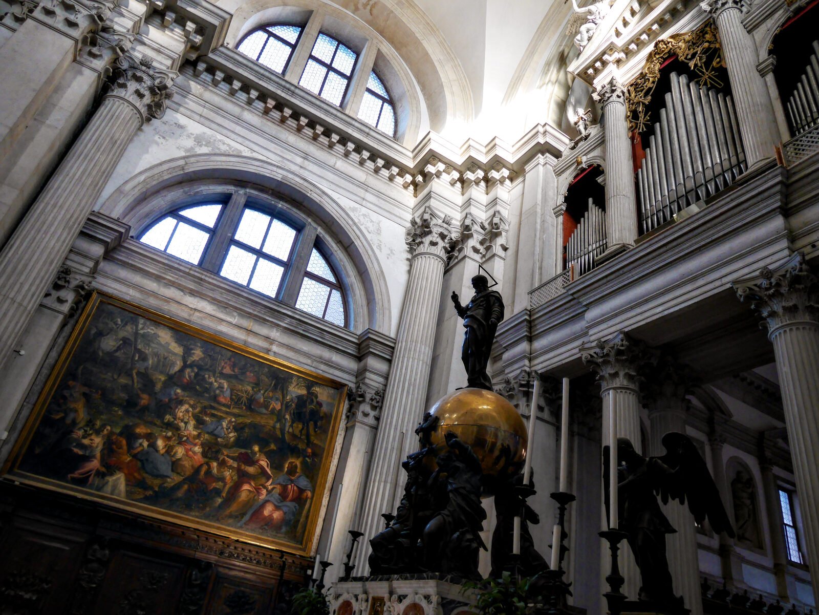 San Giorgio Maggiore : The presbytery features Tintoretto's 'Manna Harvest' alongside a distinctive altar adorned with bronze statues and a sizeable gilded copper globe