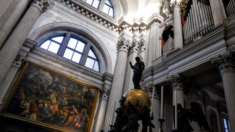 San Giorgio Maggiore : The presbytery features Tintoretto's 'Manna Harvest' alongside a distinctive altar adorned with bronze statues and a sizeable gilded copper globe