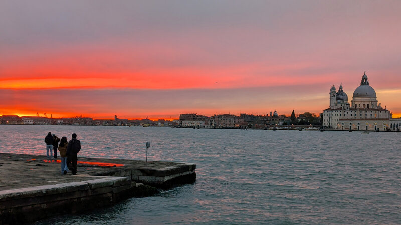 San Giorgio Maggiore : Ainda mais impressionante ao pôr do sol, com Santa Maria della Salute à direita