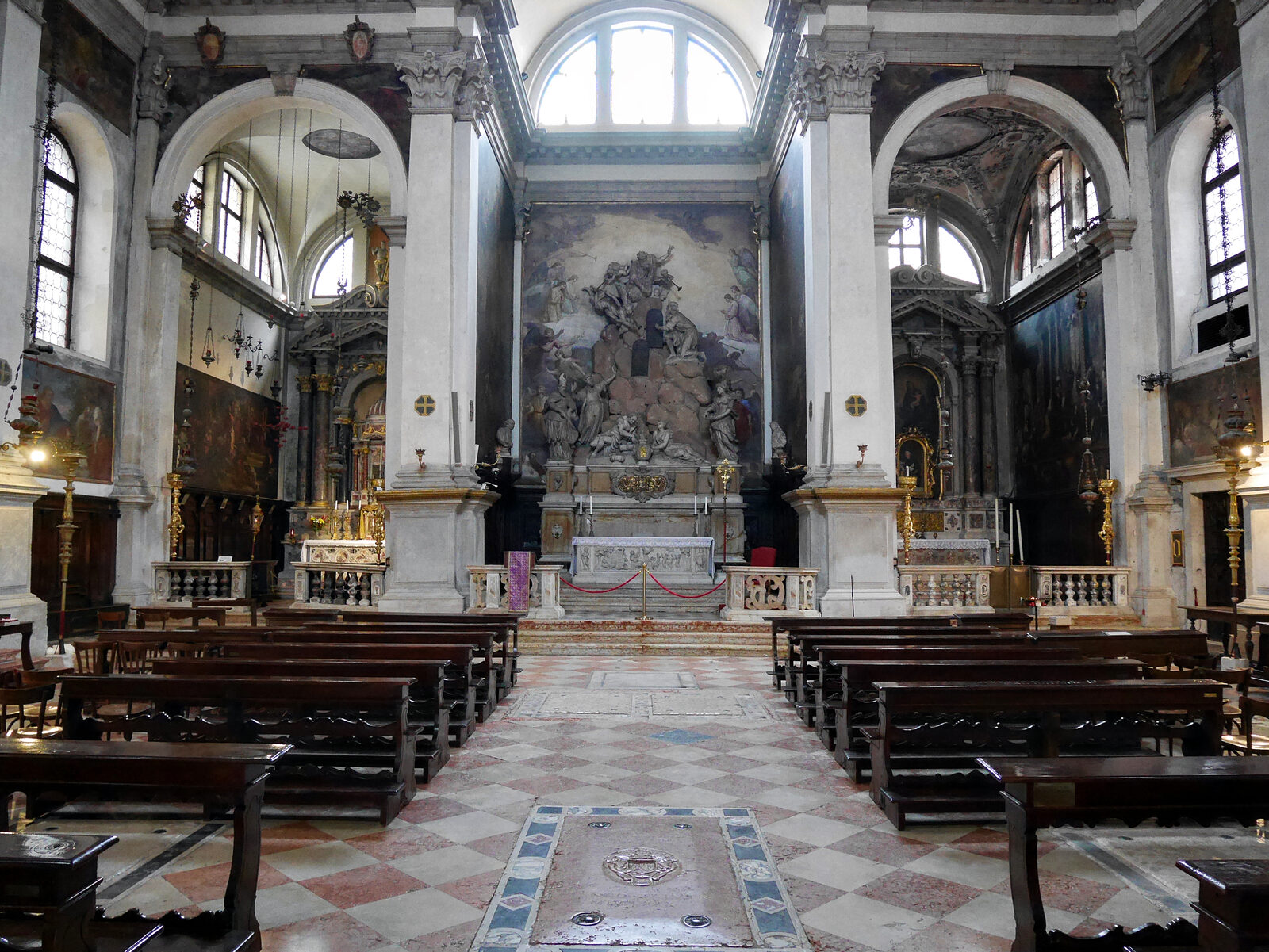 San Moise : The interior of the church facing the altar