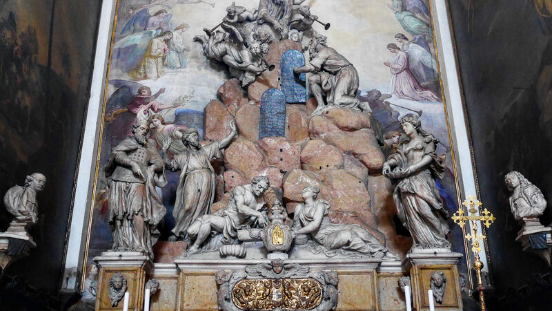 San Moise : The impressive altarpiece combines frescoes, sculptures and rocks to depict Moses receiving the Ten Commandments from God