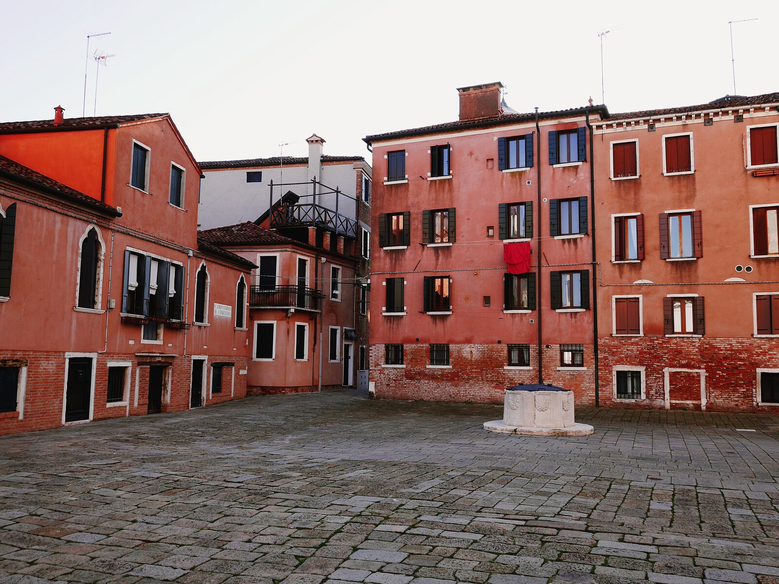 San Nicolo dei Mendicoli : Typical small square halfway between the church and San Sebastiano