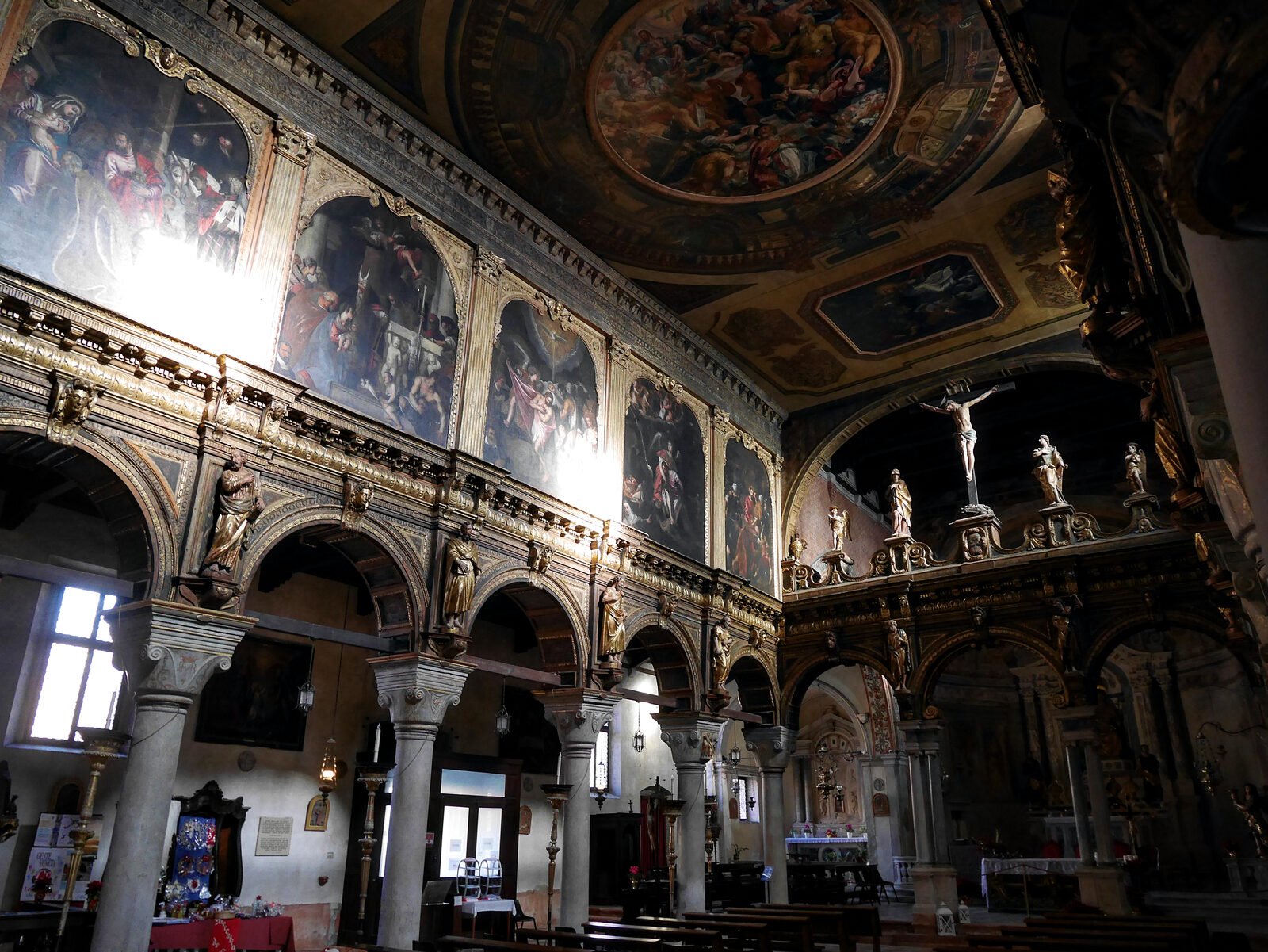 San Nicolo dei Mendicoli : The richly adorned interior