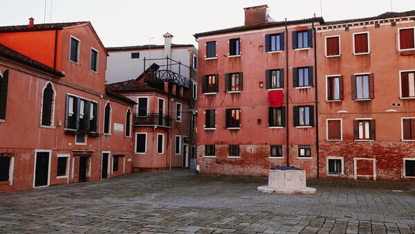 San Nicolo dei Mendicoli : Typical small square halfway between the church and San Sebastiano