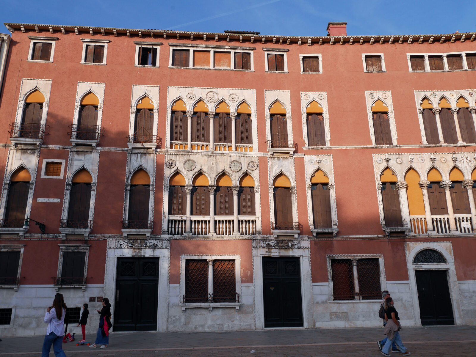 San Polo : Além da igreja, vale a pena explorar Campo San Polo pela sua bela arquitetura, incluindo o Palazzo Soranzo, e pela autêntica atmosfera local