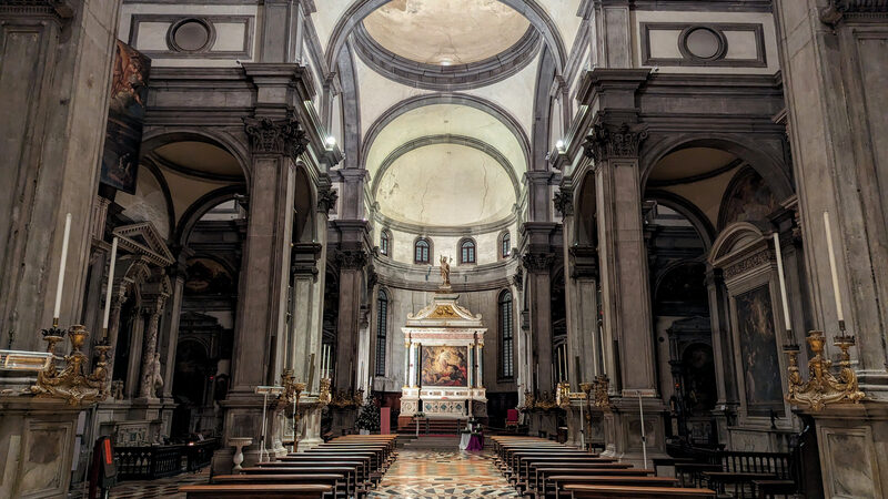 San Salvador : The monumental nave with dark grey stone detailing