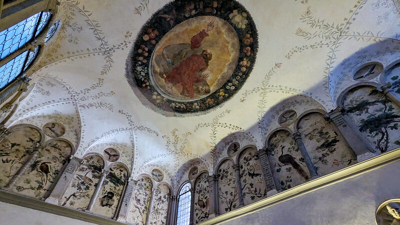 San Salvador : The Sacristy was built in the 1500s in the narrow space between the church and the adjoining monastery. At its heart is a depiction of Christ blessing the faithful.
