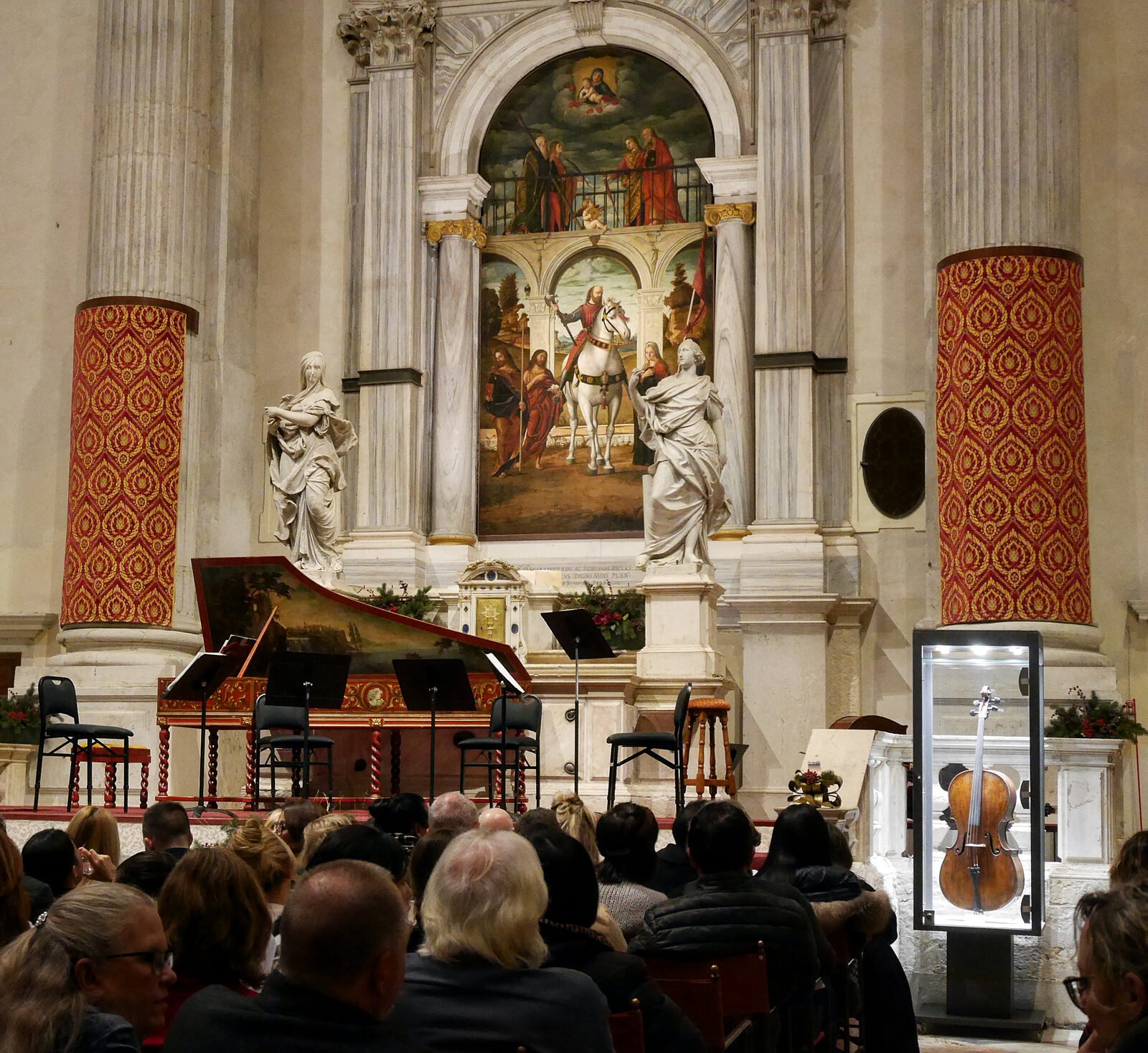 San Vidal : Two marble statues, depicting the allegories of Faith (veiled) and Fortitude, flank the altar