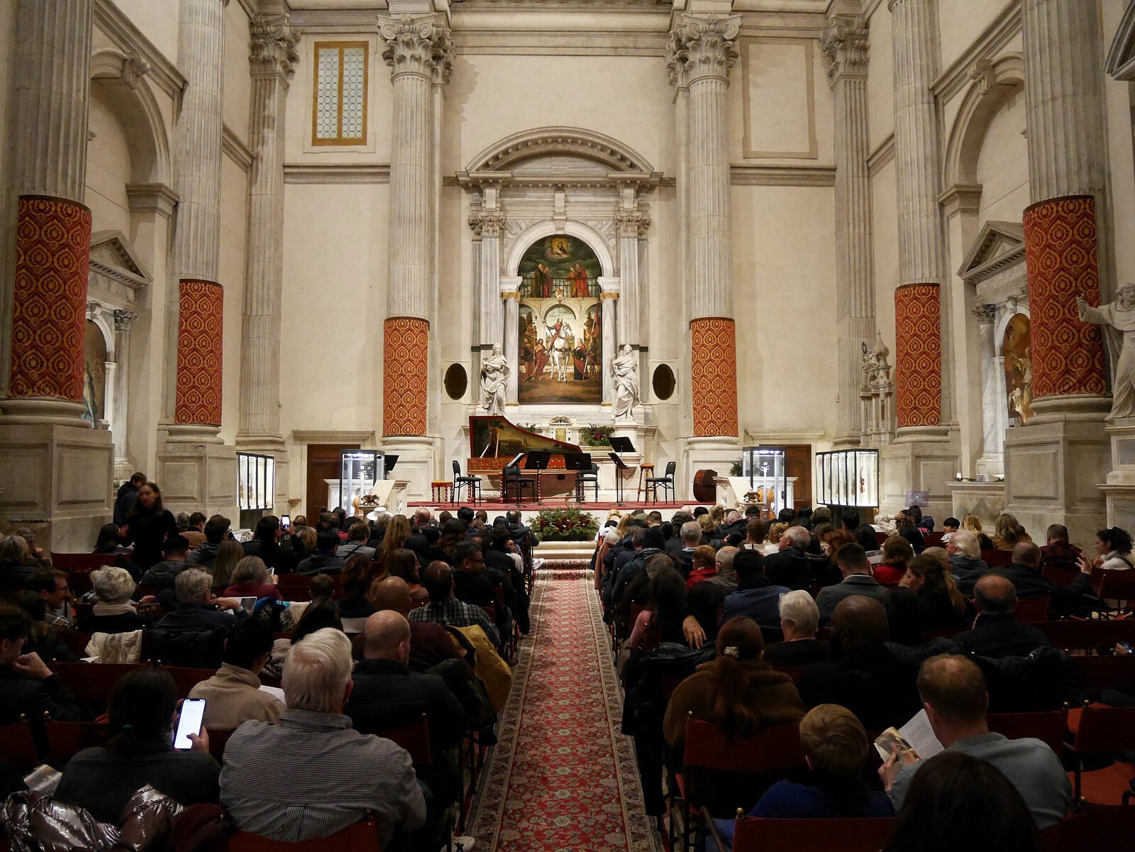 San Vidal : The anticipation builds as everyone awaits the arrival of the musicians