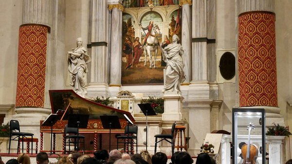 San Vidal : Two marble statues, depicting the allegories of Faith (veiled) and Fortitude, flank the altar