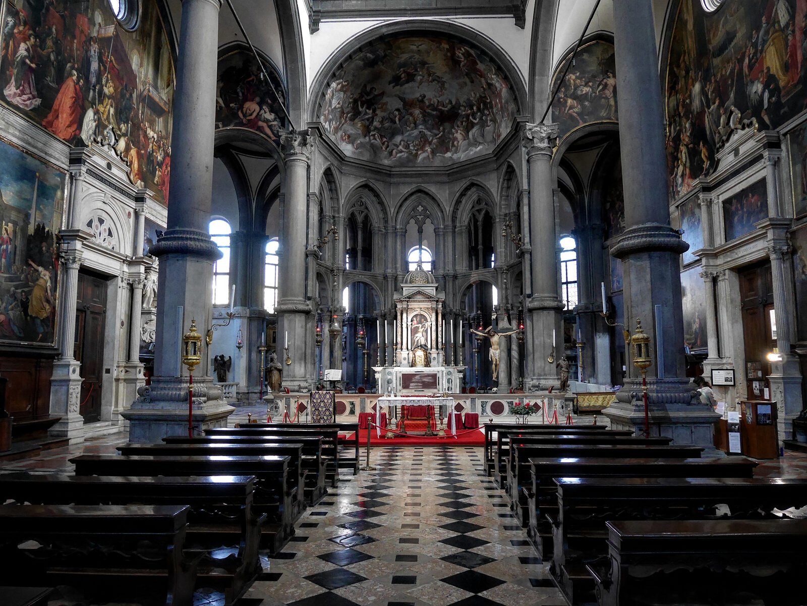 San Zaccaria : Curving ambulatory behind the altar with radiating chapels: common in France, rare in Italy, unique in Venice