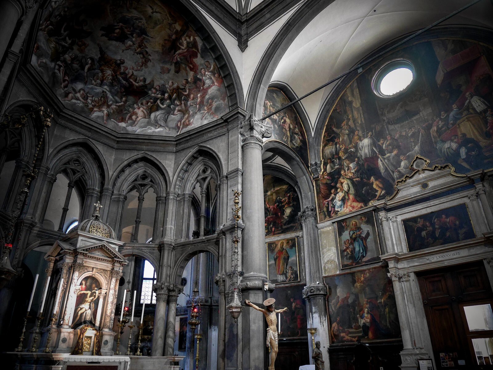 San Zaccaria : The ceiling fresco above the altar is titled 'San Zaccaria in Glory' by Gerolamo Pellegrini