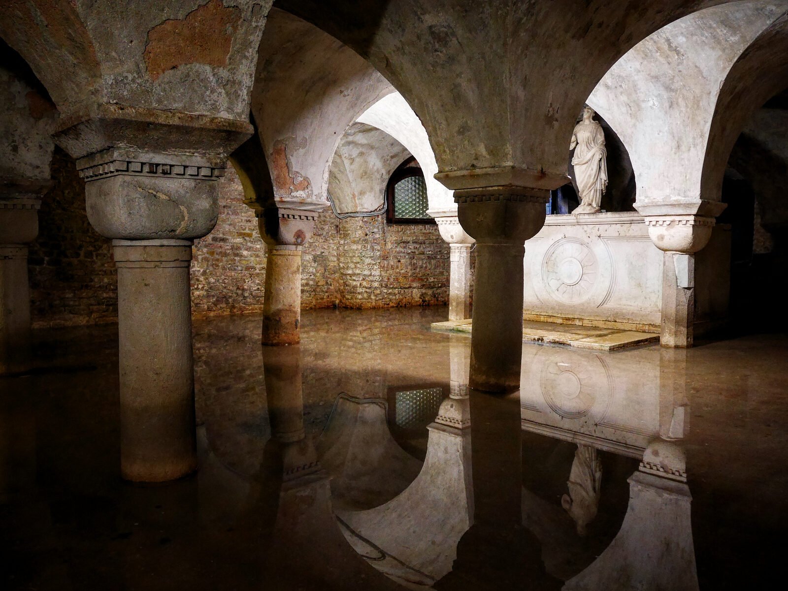 San Zaccaria : The 8 tombs of early doges found in the crypt are typically submerged under lagoon water