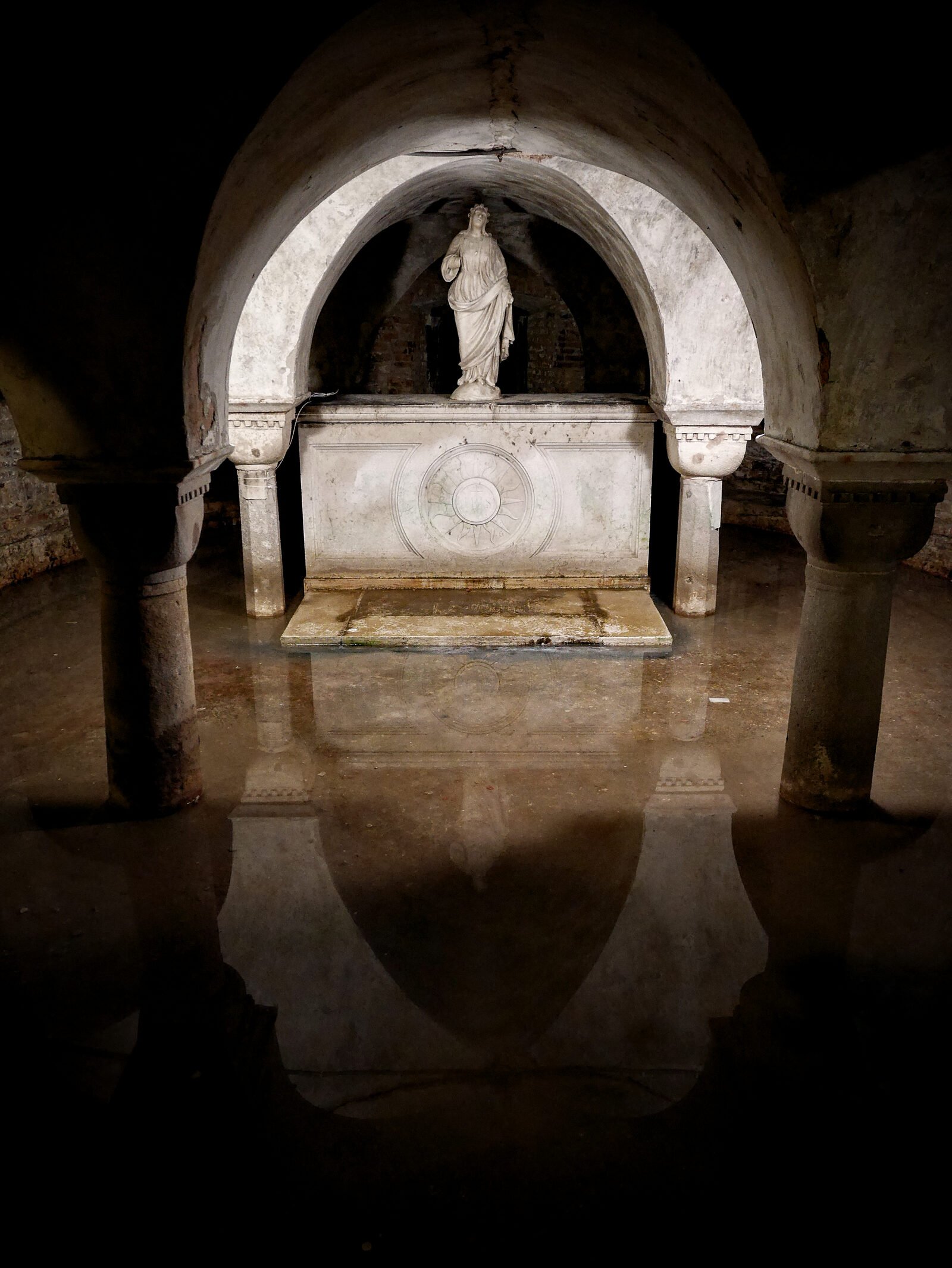 San Zaccaria : The flooded 10th-century Romanesque crypt