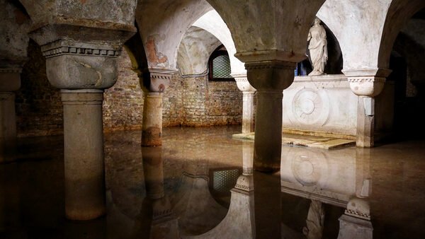 San Zaccaria : The 8 tombs of early doges found in the crypt are typically submerged under lagoon water