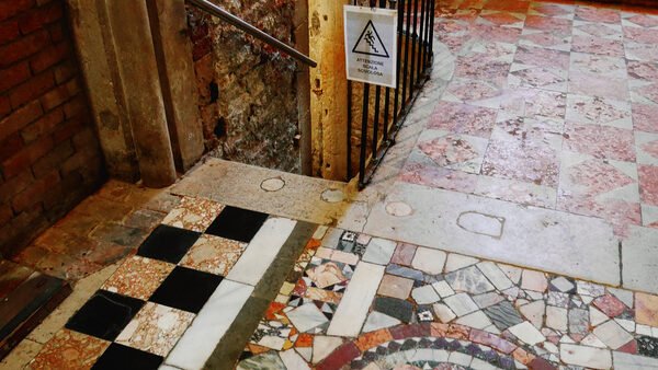 San Zaccaria : Do you feel brave enough to descend this staircase to the underground crypt?