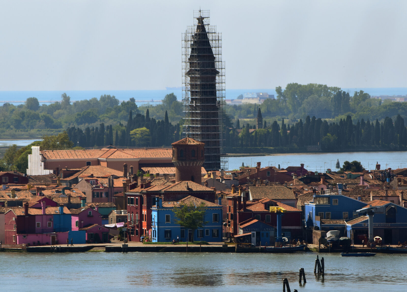 Torcello Campanile : The typical colored houses of Burano
