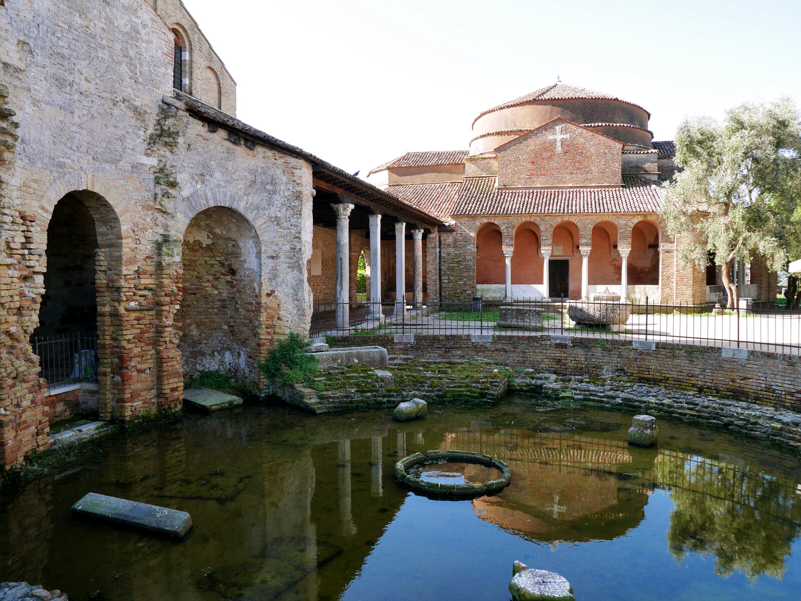 Santa Maria Assunta : To the right stands the Church of Santa Fosca, built as a martyrium in honor of Fusca of Ravenna, a young girl martyred around 250 AD