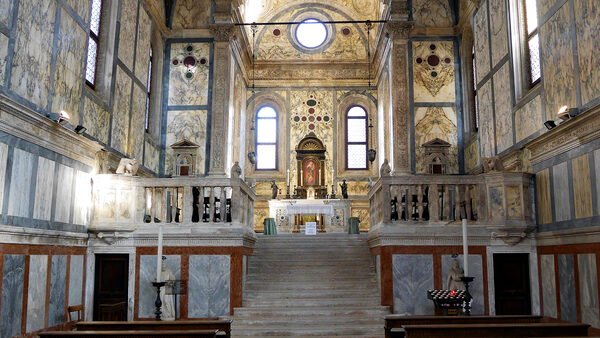 Santa Maria dei Miracoli : The narrow, tall nave has a raised altar so that everyone can see the venerated painting of the Virgin