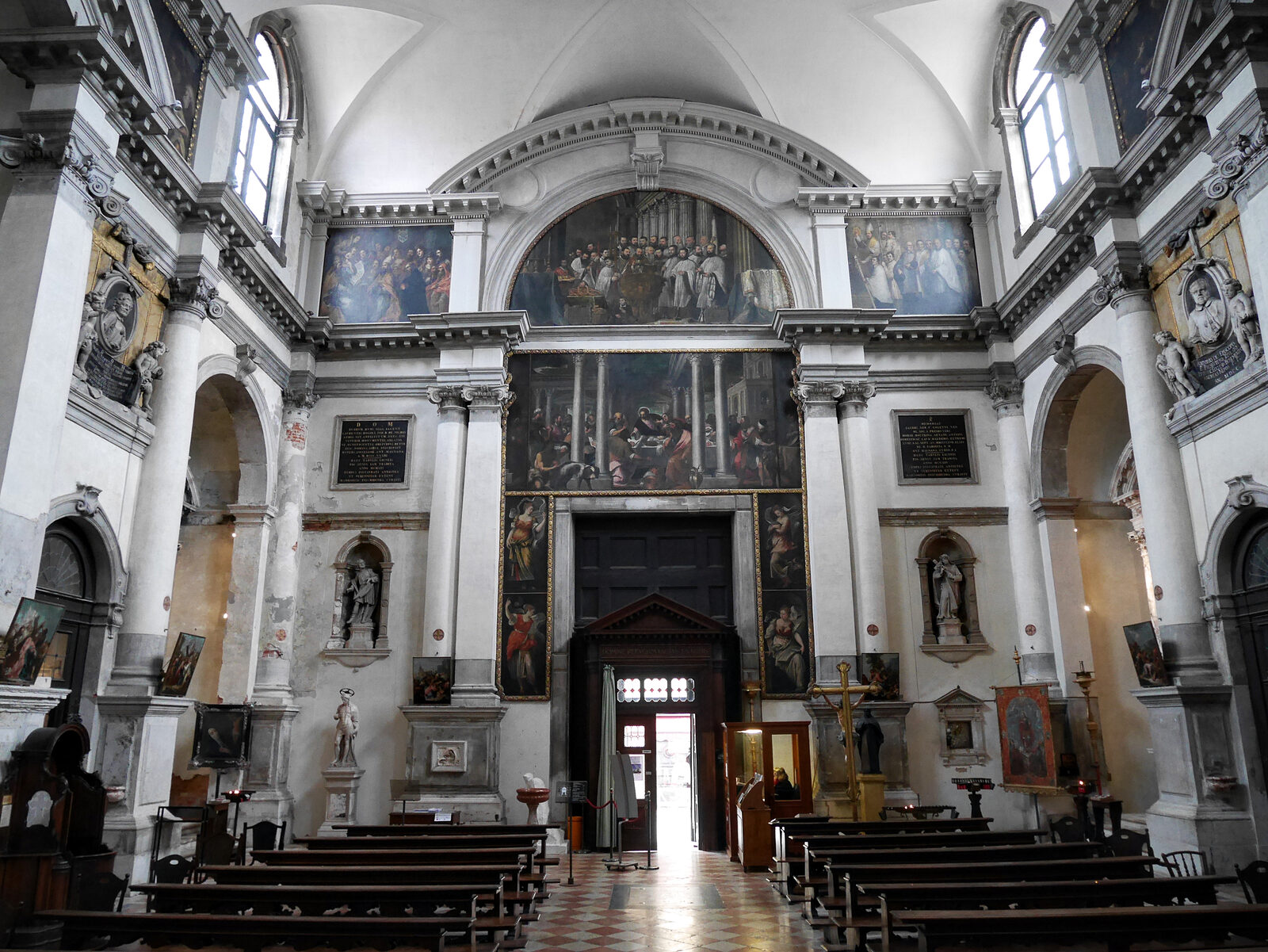Santa Maria del Giglio : Upon entering, one must immediately pivot to behold the numerous paintings adorning the counter-facade