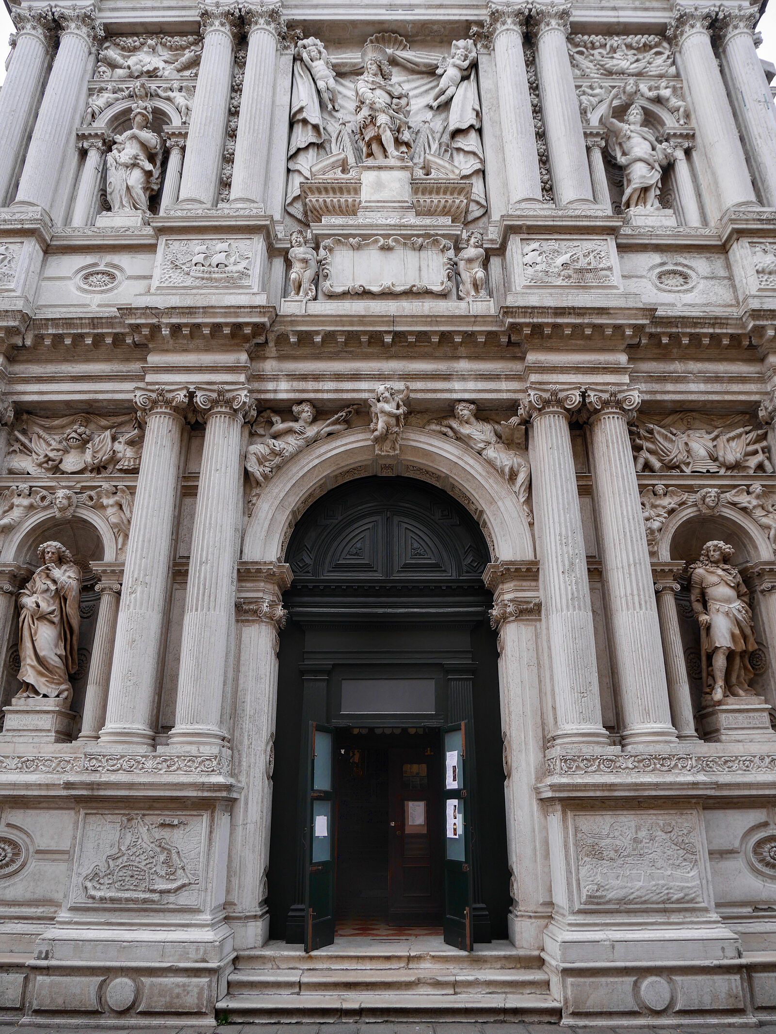 Santa Maria del Giglio : The man who commissioned the reconstruction of the church had the privilege of placing his own statue at the center, surrounded by depictions of Honor, Virtue, Fame and Wisdom