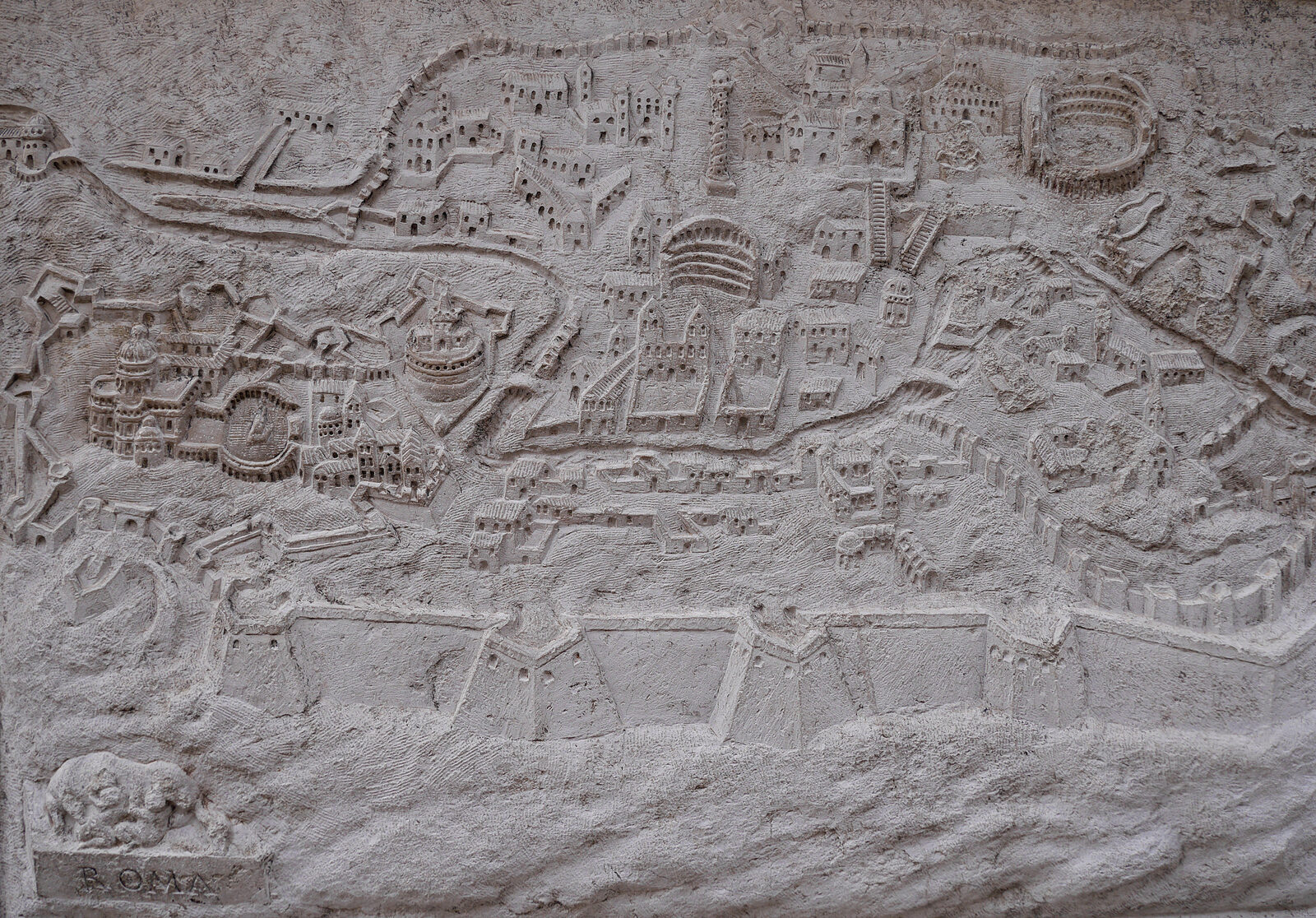 Santa Maria del Giglio : The facade is also remarkable for its six marble relief maps showcasing Rome and cities under Venetian influence: Padua, Zadar, Split, Corfu and Heraklion