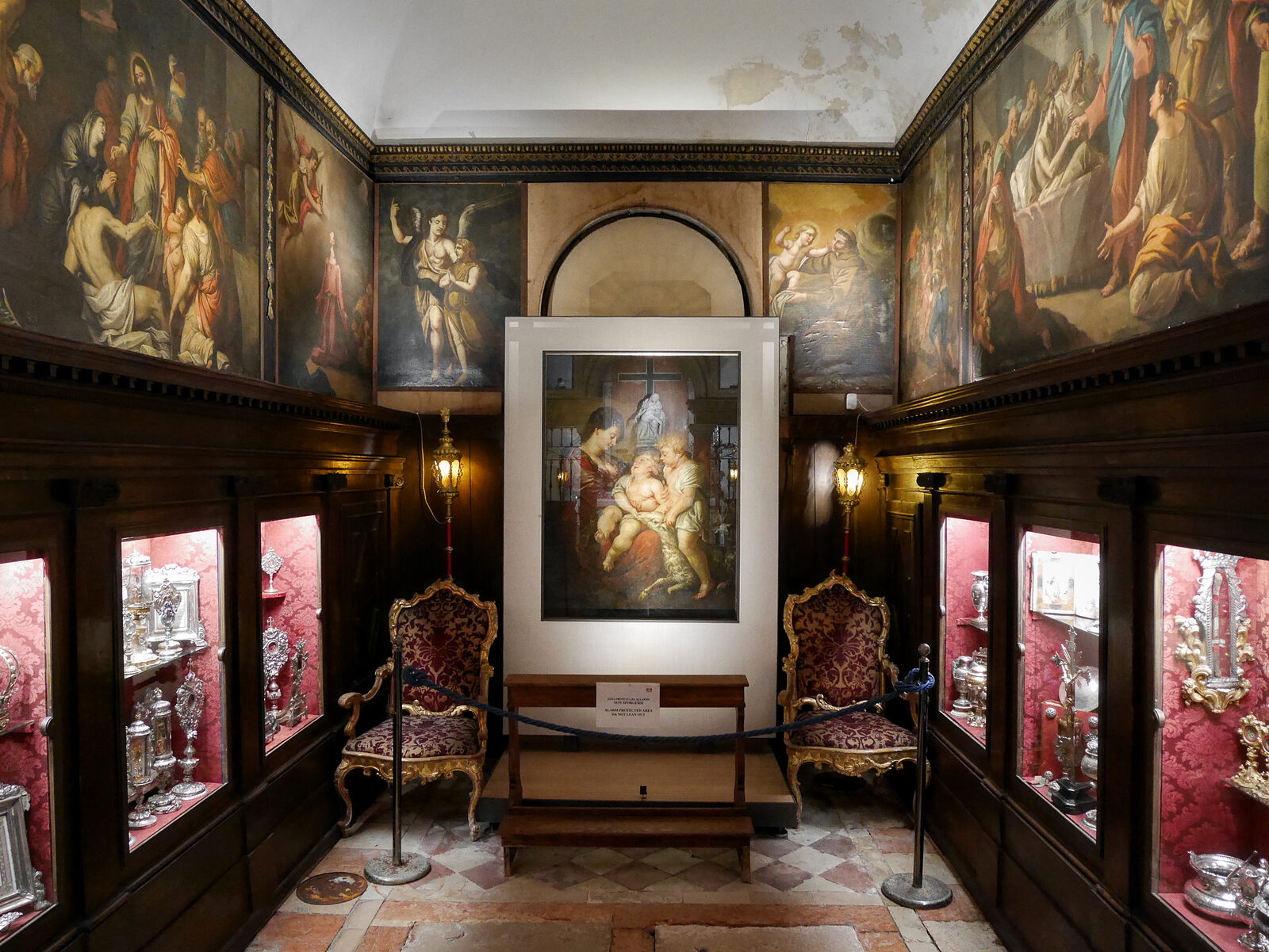 Santa Maria del Giglio : The focal point of the modest treasury is the depiction of 'Madonna and Child' by Flemish artist Paul Rubens, showcasing his trademark style with a cherubic baby Jesus