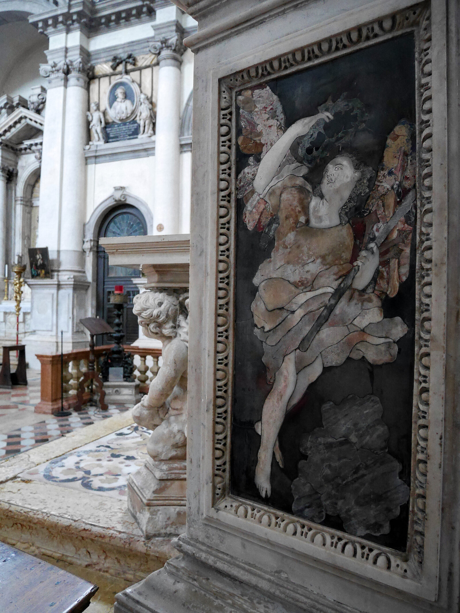 Santa Maria del Giglio : Polychrome marble decoration depicting a winged angel