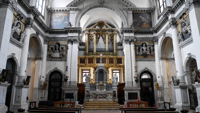 Santa Maria del Giglio : The interior is spacious, with the altar adorned by statues depicting the Annunciation