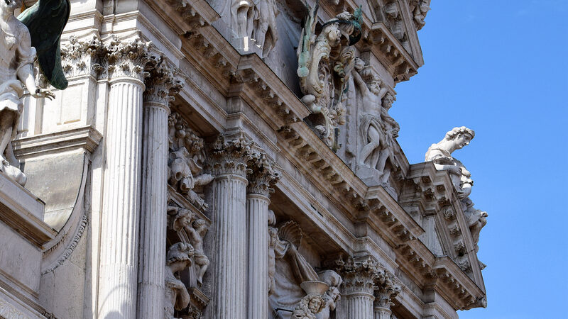 Santa Maria del Giglio : Today, the facade remains one of the finest examples of Venetian Baroque architecture