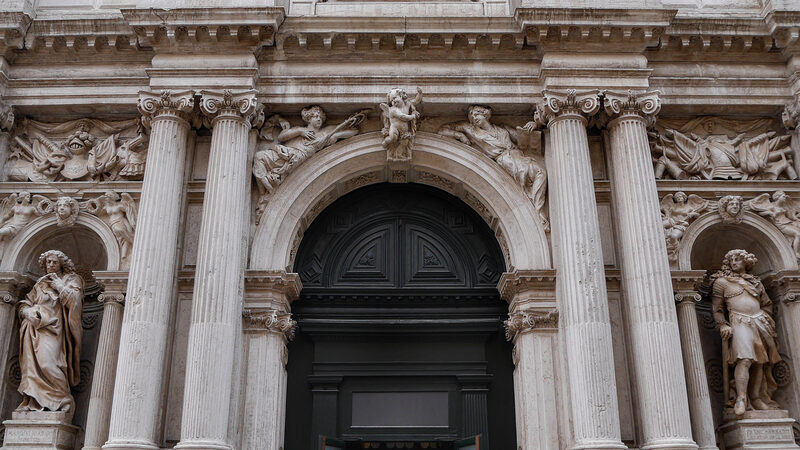 Santa Maria del Giglio : The man who commissioned the reconstruction of the church had the privilege of placing his own statue at the center, surrounded by depictions of Honor, Virtue, Fame and Wisdom