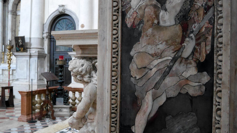 Santa Maria del Giglio : Polychrome marble decoration depicting a winged angel