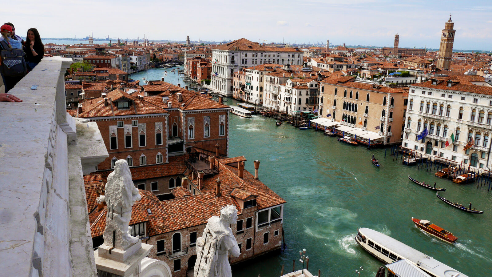 Santa Maria della Salute : To the west, Canal Grande its winding journey through the heart of Venice