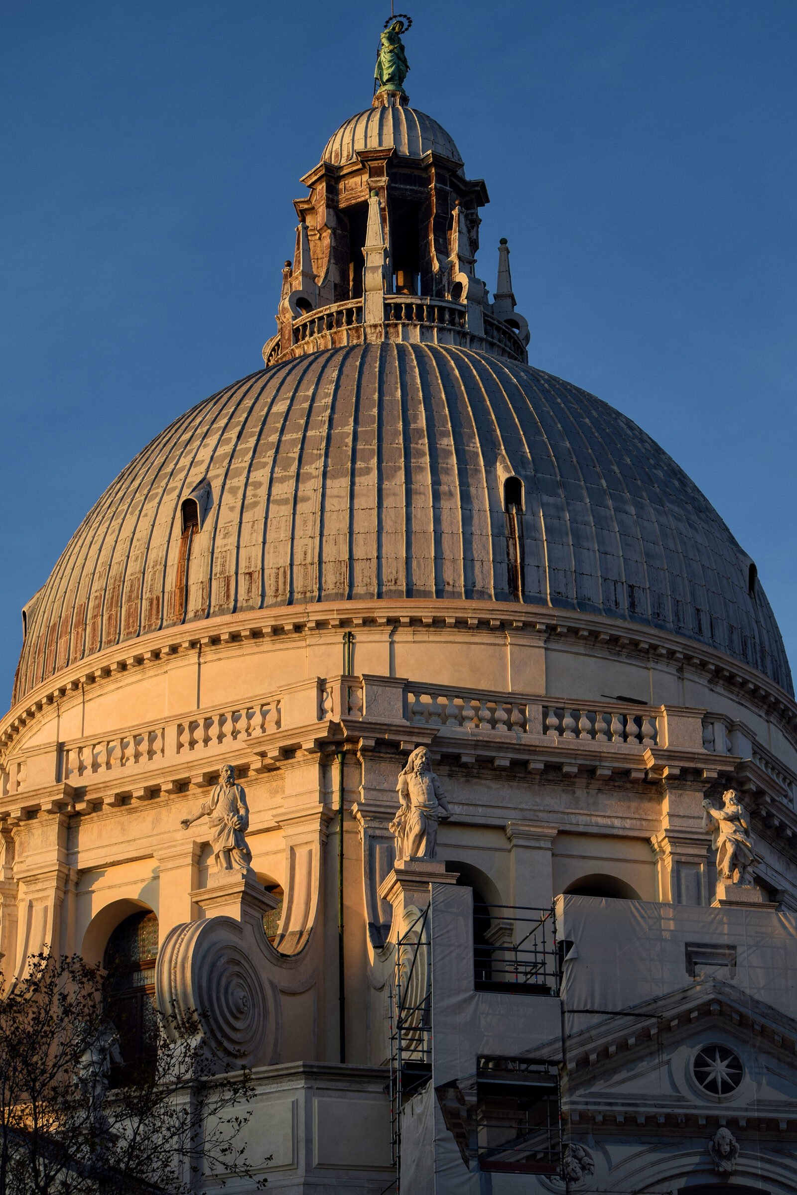 Santa Maria della Salute : The main dome illuminated by the early morning light