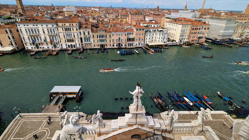 Santa Maria della Salute : Da lassù, a quell'altezza, la maestosità della chiesa si rivela