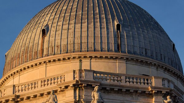 Santa Maria della Salute : The main dome illuminated by the early morning light