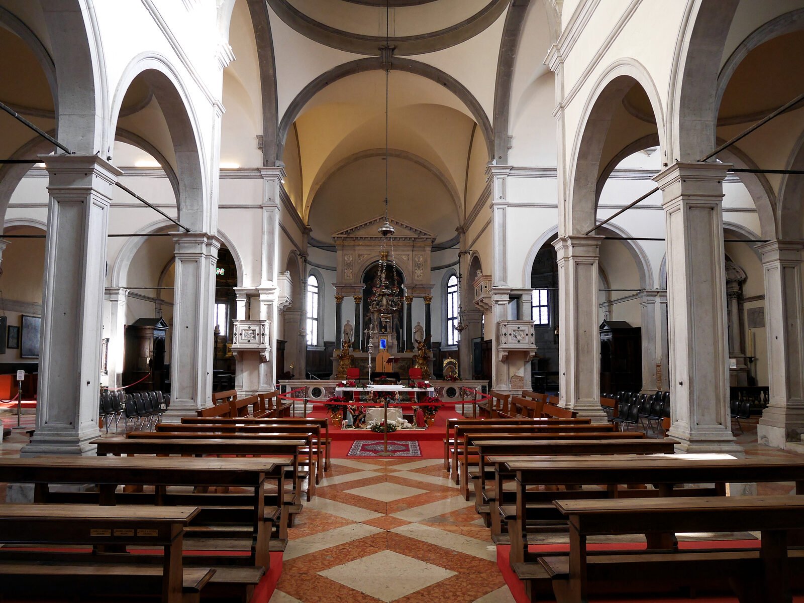 Santa Maria Formosa : The main altar with large communicating archways to both lateral chapels