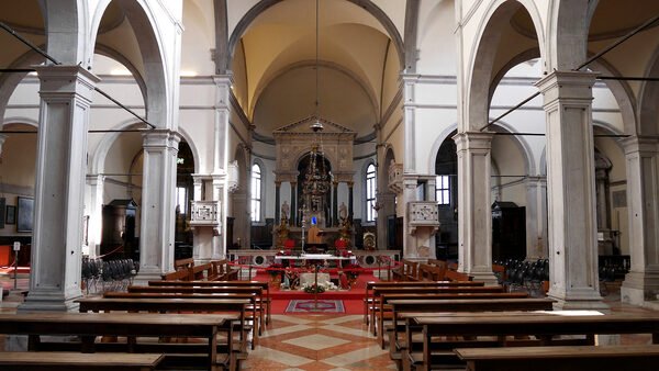 Santa Maria Formosa : The main altar with large communicating archways to both lateral chapels