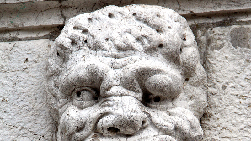 Santa Maria Formosa : Acima da porta pequena na base da torre do sino, você verá um mascaron — rosto ornamental criado para afastar maus espíritos.