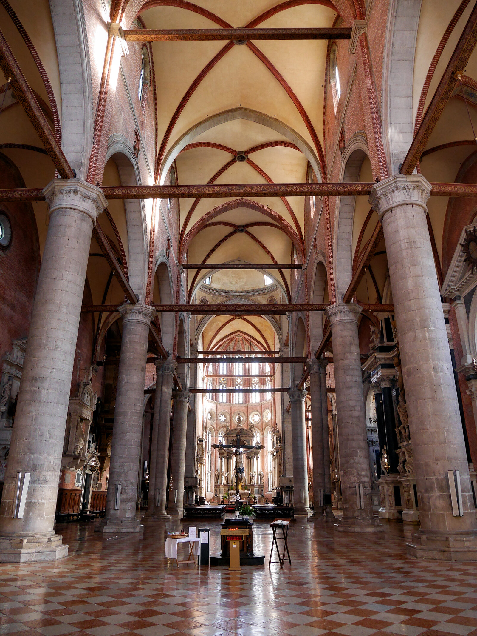 Santi Giovanni e Paolo : The nave with the main altar in the back