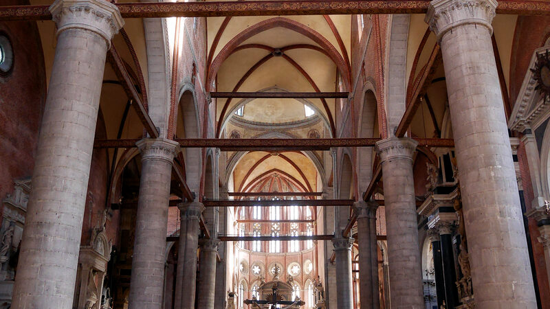 Santi Giovanni e Paolo : The nave with the main altar in the back