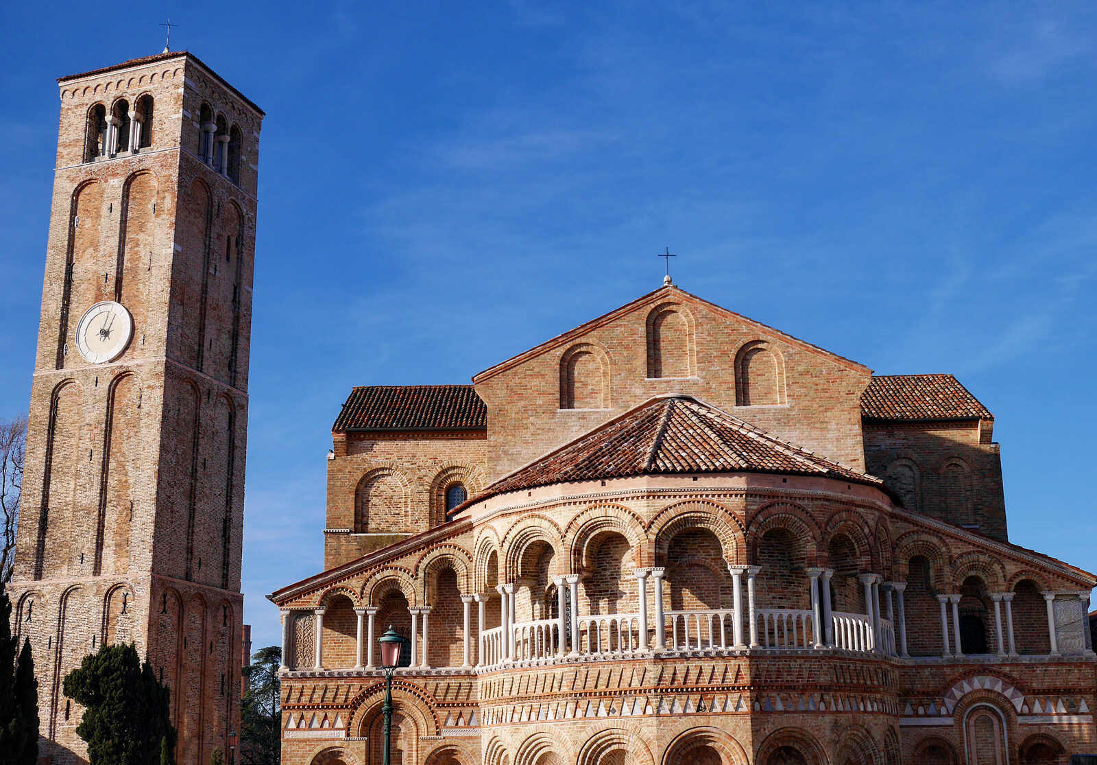 Santi Maria e Donato : The exterior of the apse features contrasting hues of Istrian stone and brick