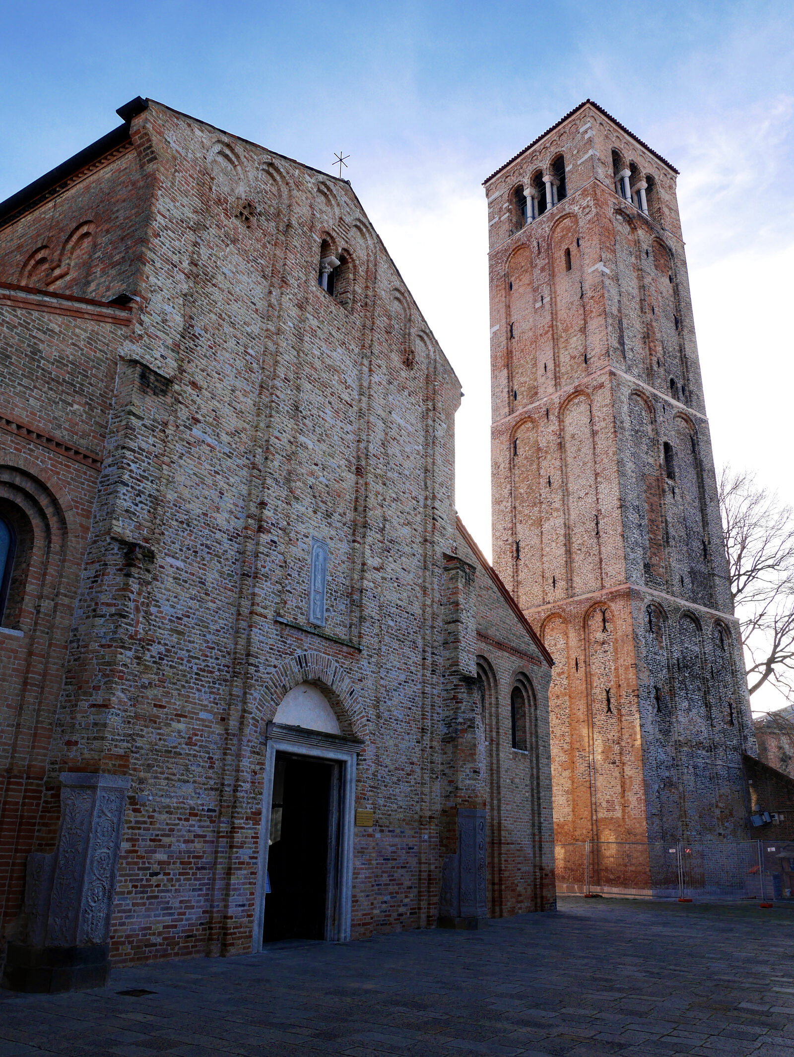 Santi Maria e Donato : On the opposite side of the church, the facade with the entrance is rather simple