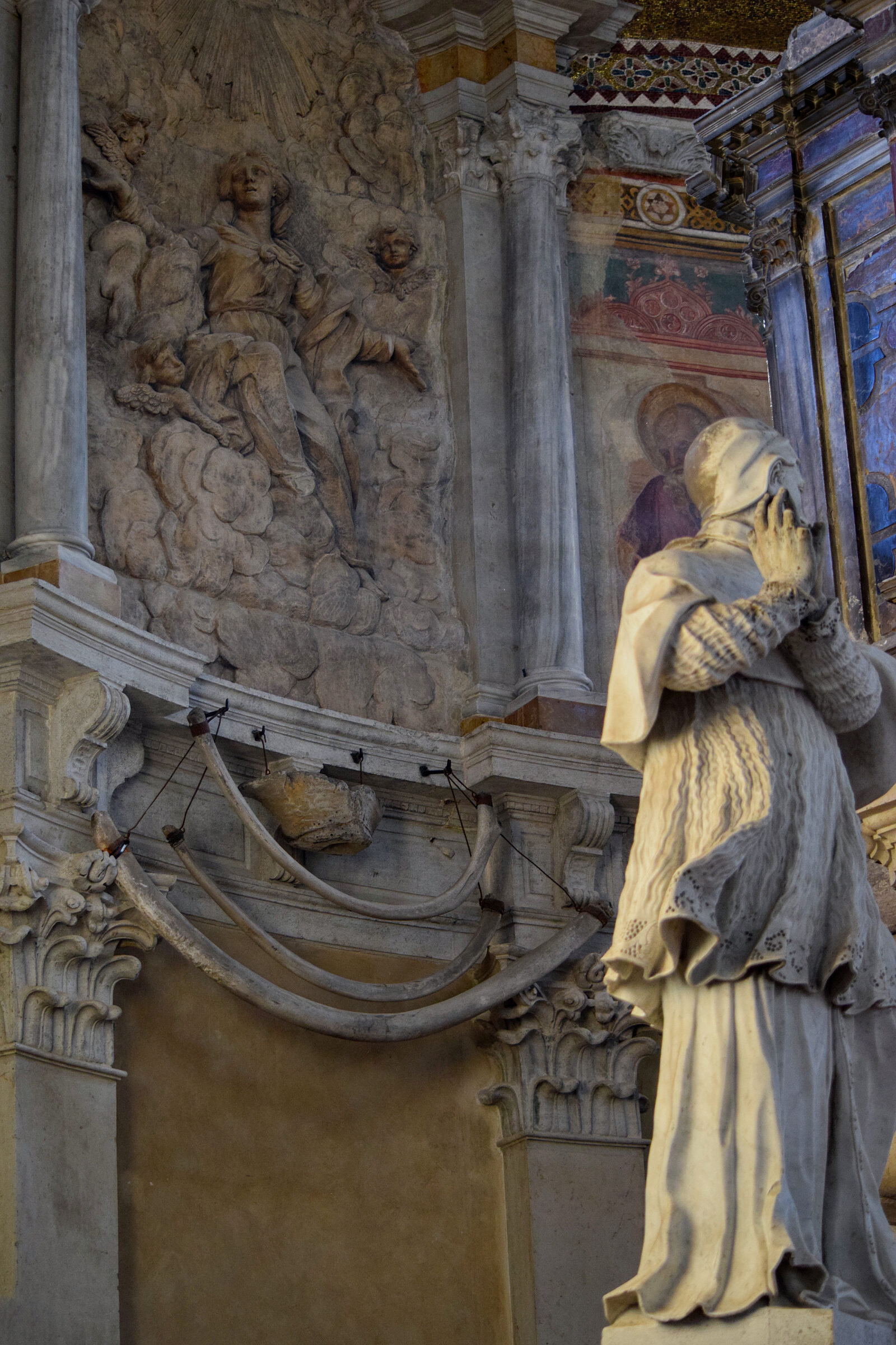 Santi Maria e Donato : Hidden behind the altar are 4 giant bones, most probably belonging to a large extinct Pleistocene mammal