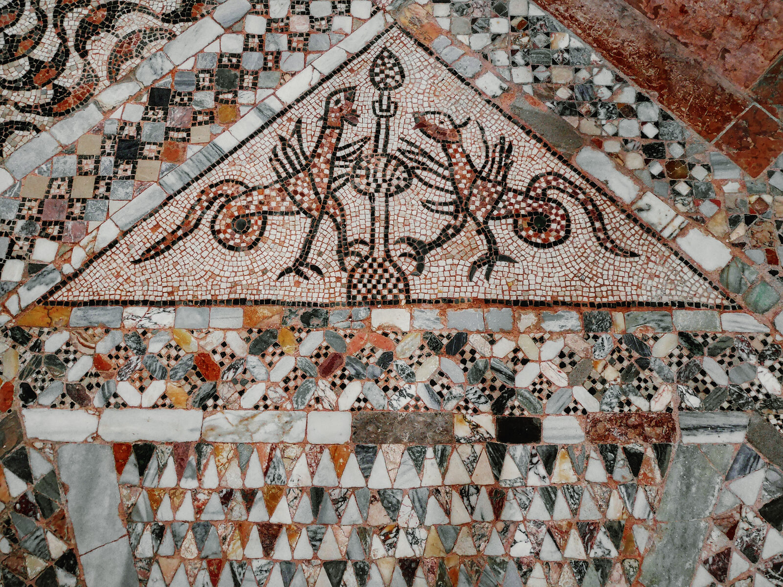 Santi Maria e Donato : The mystical birds featured in the mosaic are rendered in porphyry, serpentine, and other precious stones