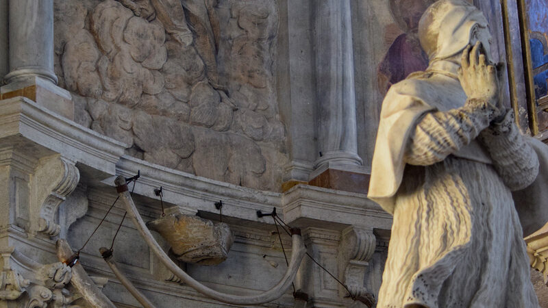 Santi Maria e Donato : Hidden behind the altar are 4 giant bones, most probably belonging to a large extinct Pleistocene mammal