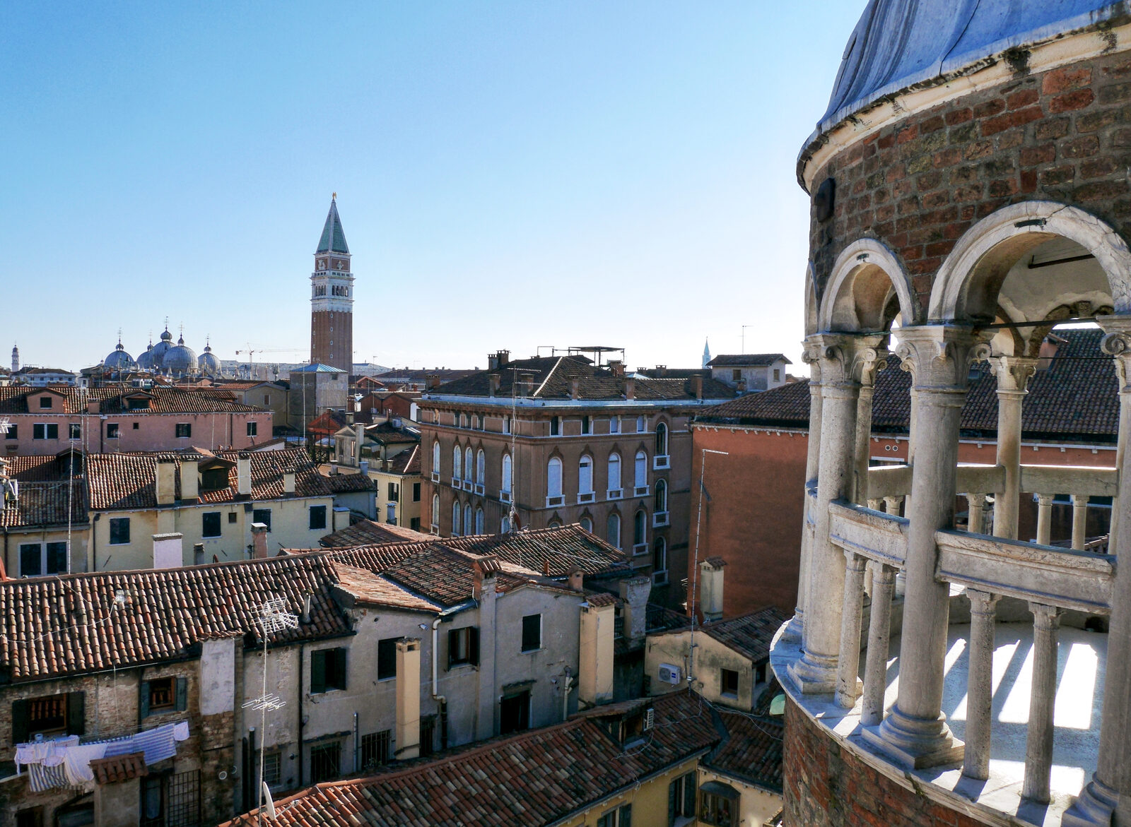 Palazzo Contarini del Bovolo : L'ultima piccola scala si apre su un balcone accanto alla terrazza belvedere: perfetto per scattare foto che includano sia il panorama sia la terrazza.